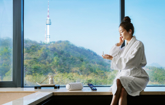 LG전자 모델이 '반얀트리 클럽 앤 스파 서울'에서 LG  톤프리로 음악을 즐기고 있다. <LG전자 제공>